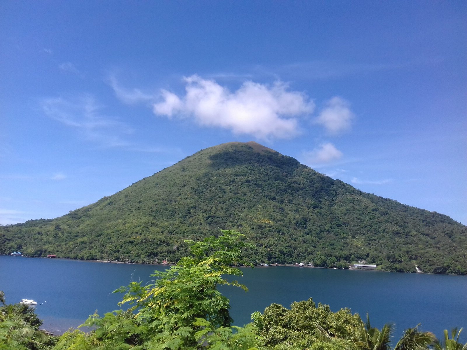 Pulau Banda Neira: Meeting The Boss in the Middle of Nowhere