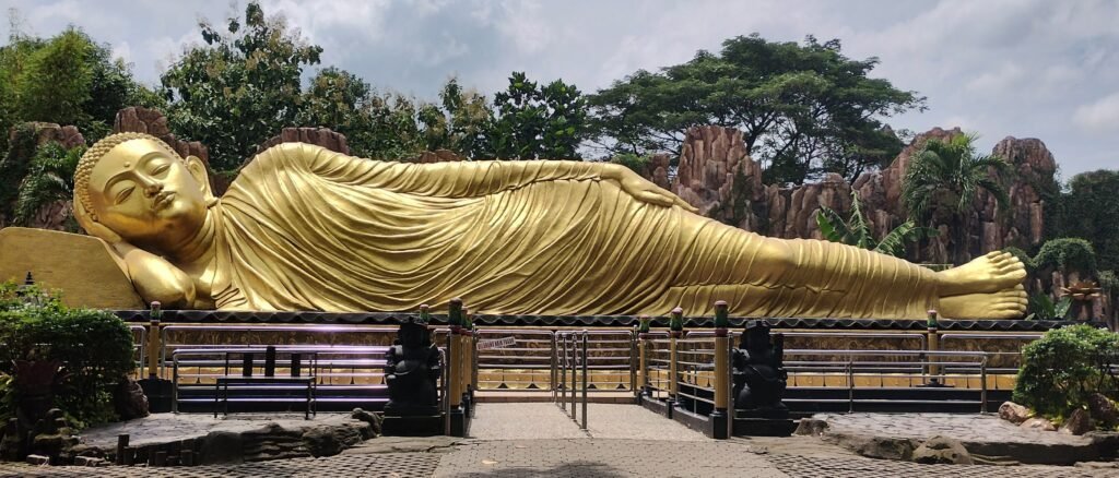 reclining buddha mojokerto